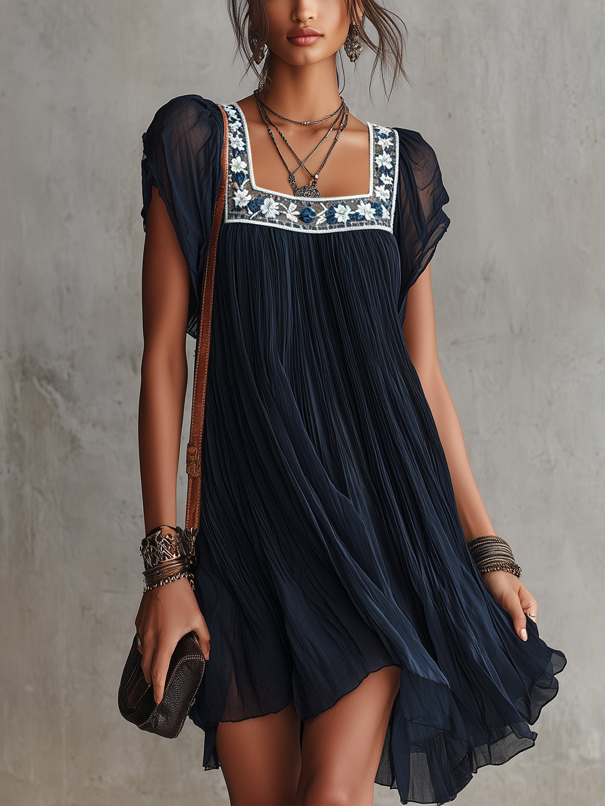 Vestido plisado azul marino con bordado de flores